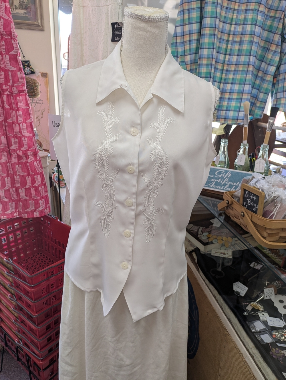 1990s Vintage Western Sleeveless White Embroidered Button-Front Kathy che Top